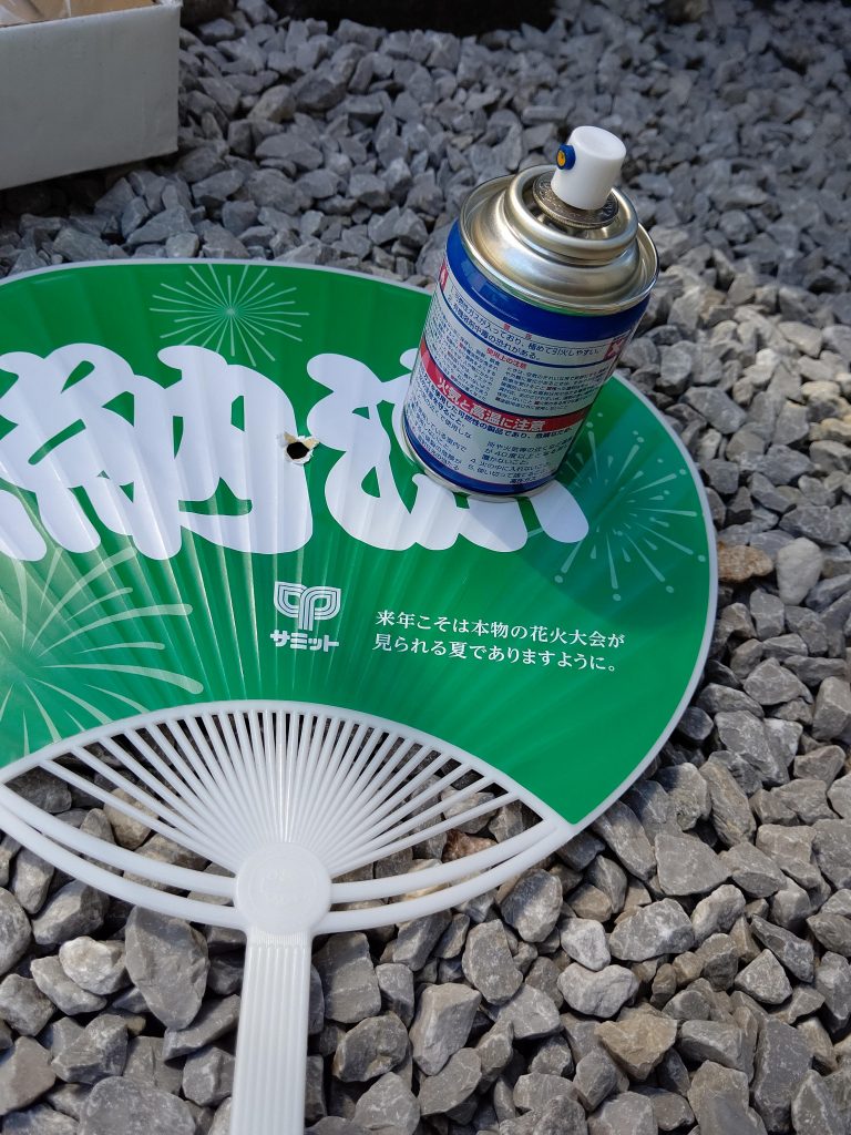 グラデーションのために、スプレーに50円玉を挟み、ウチワに穴を開けて、噴霧力と噴霧範囲をコントロールしようと試みました。結果は失敗でした(笑)