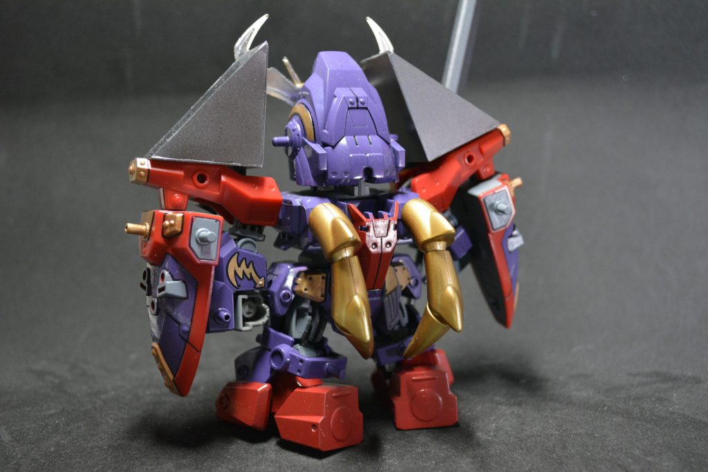 背面余剰パーツになる角は背中に付けています。