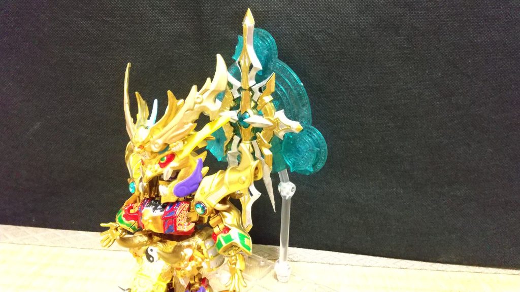 背中には光背の様な神器が浮いている