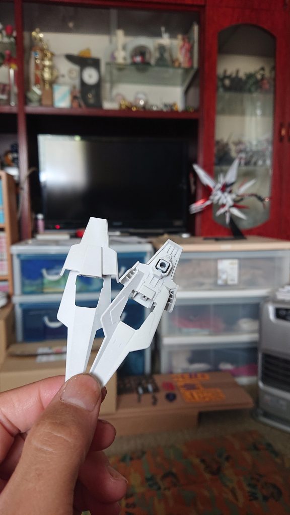 白だけは難しいのでエアブラシを使用。ちなみにリゼルのこのパーツは本来3mmでは無いので他のガンプラで余ったのをはめ込んでます。
