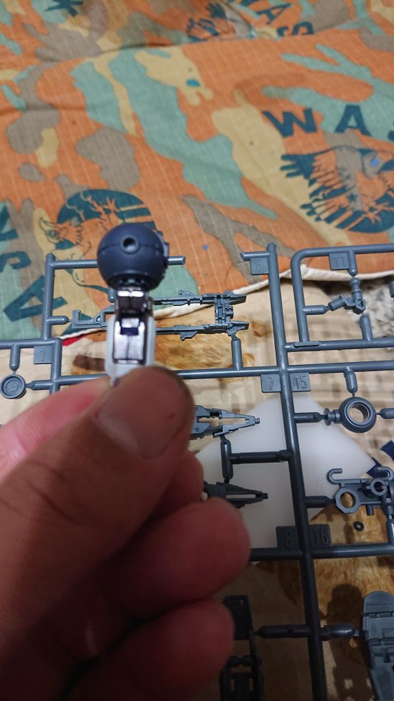 トールギスの肩とウーンドウォートの腕は接続部分の軸の大きさが違うためランナーをカットして使用し、だいたい上4mm(肩の方)下3mm(腕)に削って繋げています。