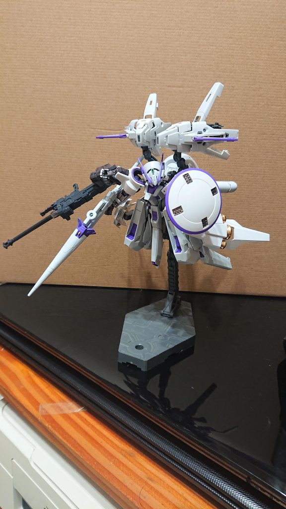 ウーンドウォートとRGトールギスのミキシングです。足にはリゼルC型のサイドアーマーを追加。お尻にはプロペラントタンクを追加。