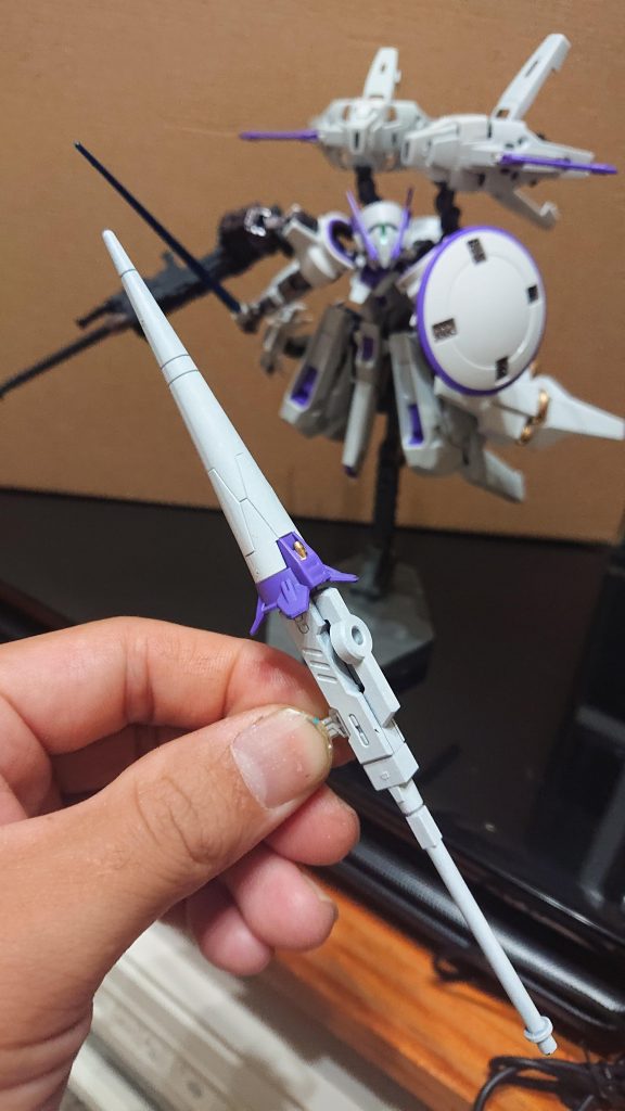 西洋の騎士っぽくするためのランス。ワンポイントで金の塗装。ガンダムマーカーニューホワイト、パープル、レッドゴールド使用(本体の塗装も同じ)