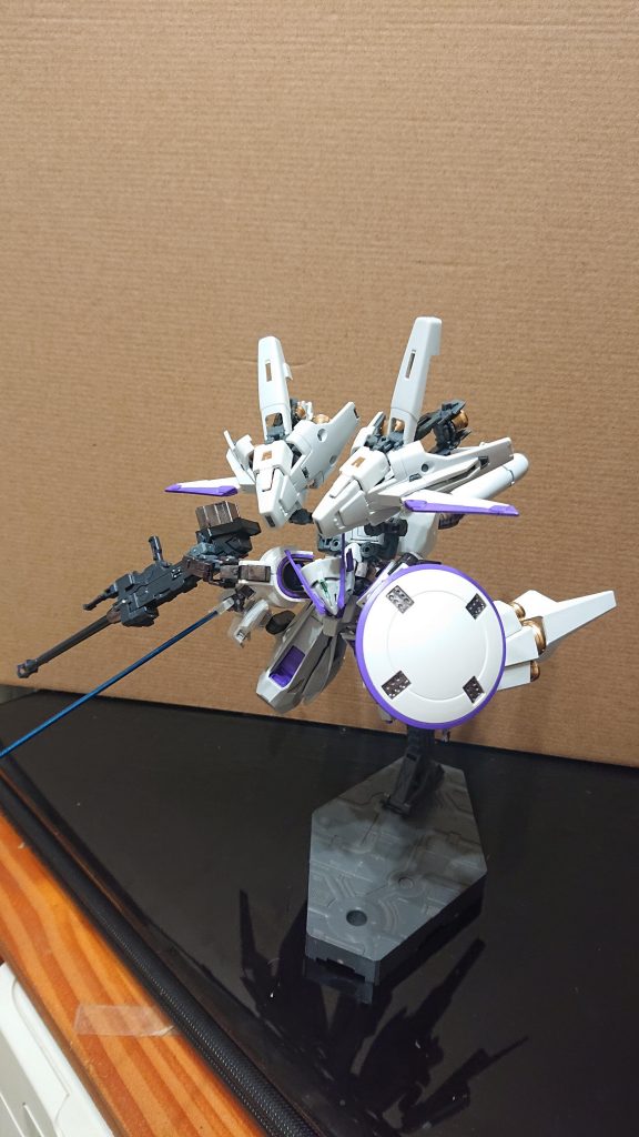 トールギス要素としてビームサーベルを追加。RG付属の物ではなくHGのガンプラの奴を使用。