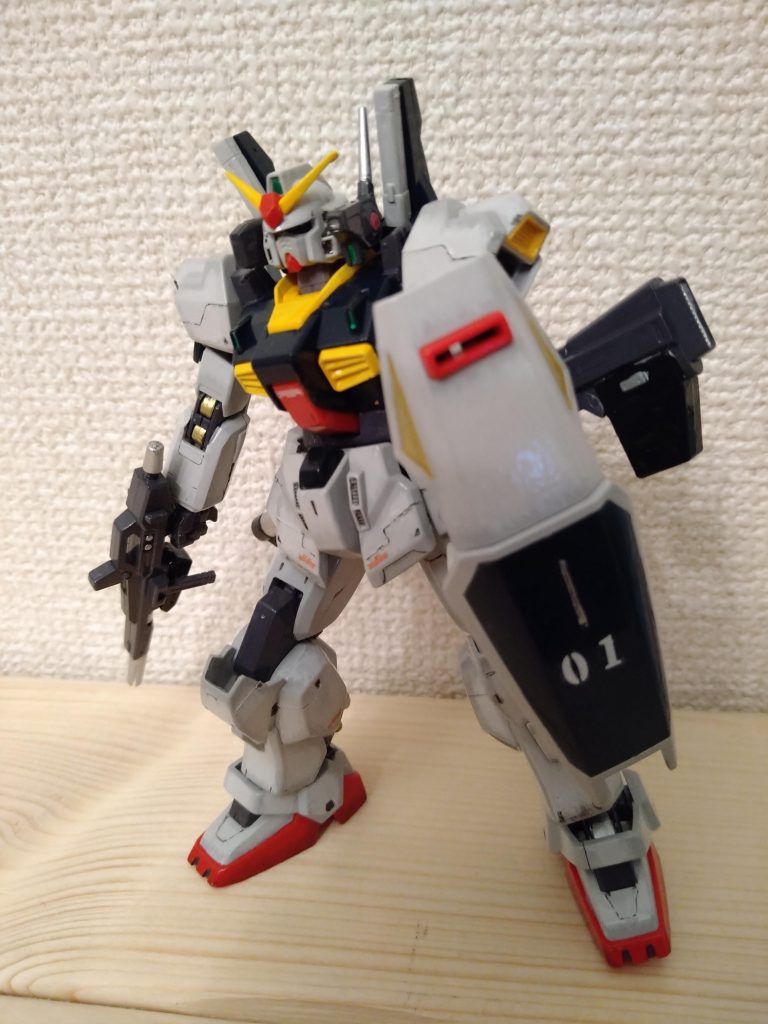 シールドにもデカールを貼りましたが、若干曲がってしまいました・・・