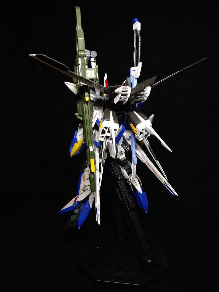 エールストライカーはブルーフレームDのバックパックを改造して作成