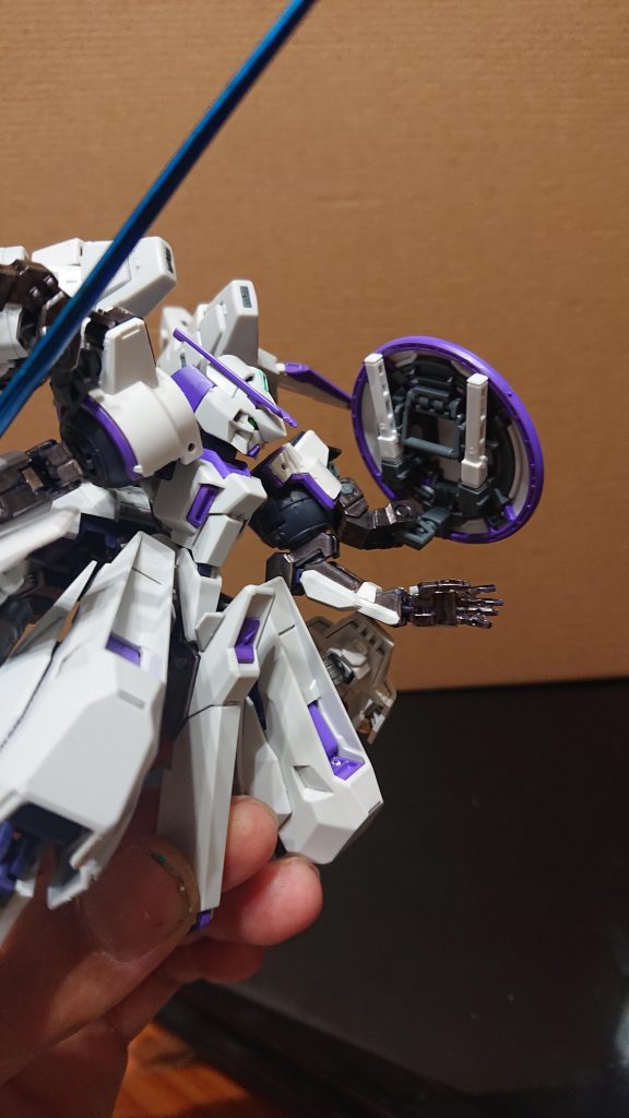 本体の背中や腕、後見えない部分もはガンメタリックで塗装してます。