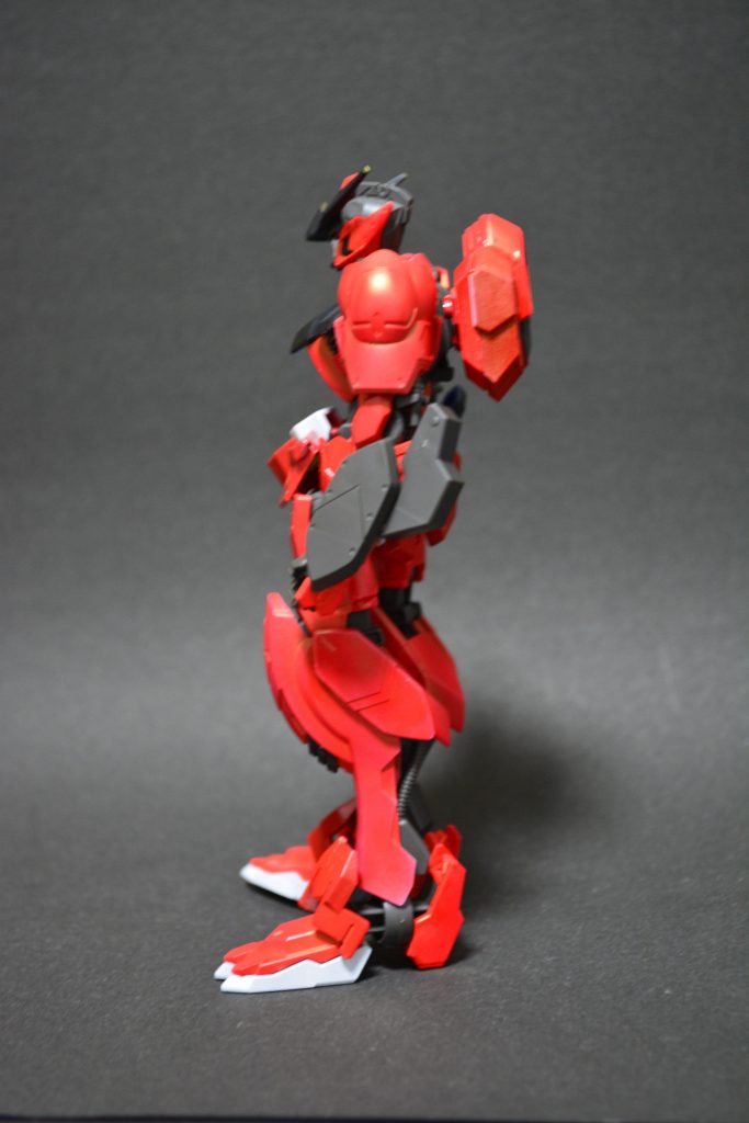 サイドガンダムバルバトスは細身ですが、下半身がガッシリしている為いい感じに厳つくて本当にイケメンな機体だと思いました!