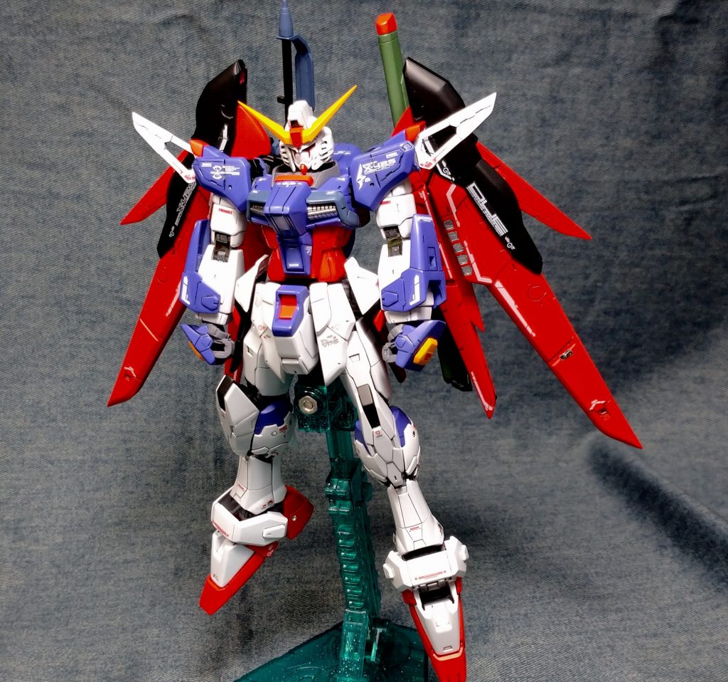 全塗装になります。水色の部分は少し暗めの感じにしています。後は少しスジ彫りでディテールを追加したりしています。