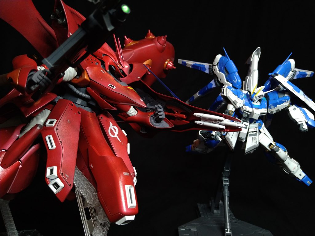 RGのHi-νの完成度の高さには感動しました関節の保持力と可動域は絶品ですただ、制作に時間のかかる事かかる事