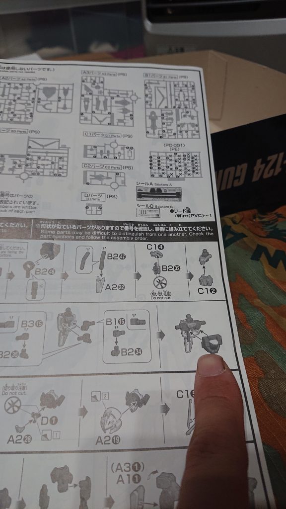 背中のパーツの内側からピンボイスで穴を開けてます。