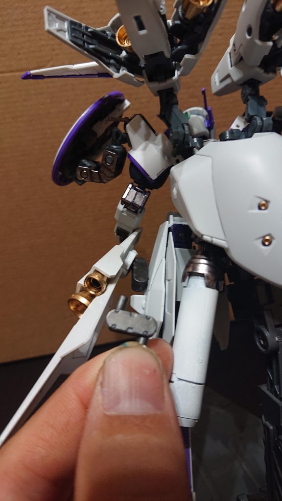 足にも3mmの穴を開けてジョイントセットdで接続。