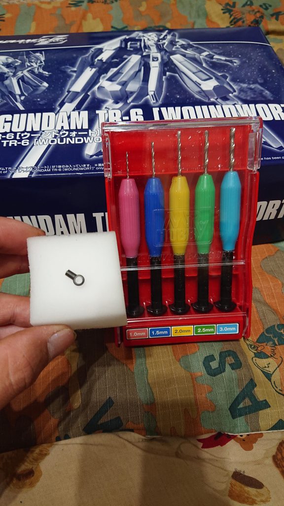 最初は1.5mmで内側から、次は外側から2〜3mmと開けて、スポンジ上のパーツ(コトブキヤジョイントセットd)をはめ込んでバックパックバーニアを装備してます。