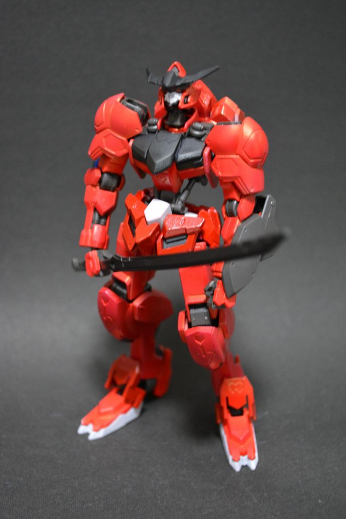 ちょっと見下す感じでこのカラーだとメイスより刀の方が似合いそうだと個人的に思って刀を持たせました!イメージカラーの元は3倍速い機体ではなくて分の悪い賭けを切り札で撃ち貫くあの機体ですwご覧いただきありがとうございました!