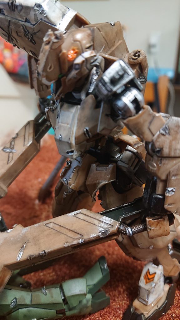 左肩はバルバトスルプスレクスのパーツを使用することでガンダムフレームを再現しました。各部のダメージ加工はハンダゴテを使っています。