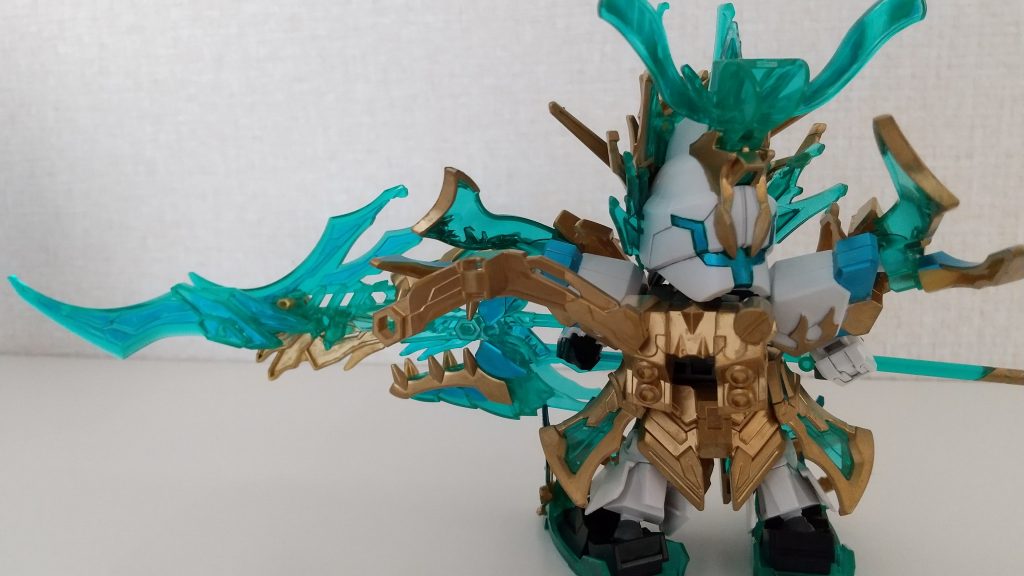 ゴールド部分は塗装しています。クレオスのゴールドだったかな。あと、ガンマカのメタブルーで差し色を塗り！クリアパーツにも少し色を付けています。