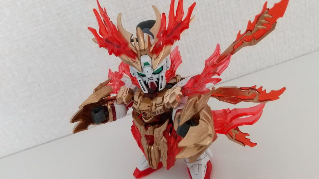 こだわったのは、3体とも瞳なしにしたのと、それぞれ異なるゴールドを使ったくらいです。塗装はランナーごと一気に塗ってしまうという、乱暴な(！？)方法を採用しています！