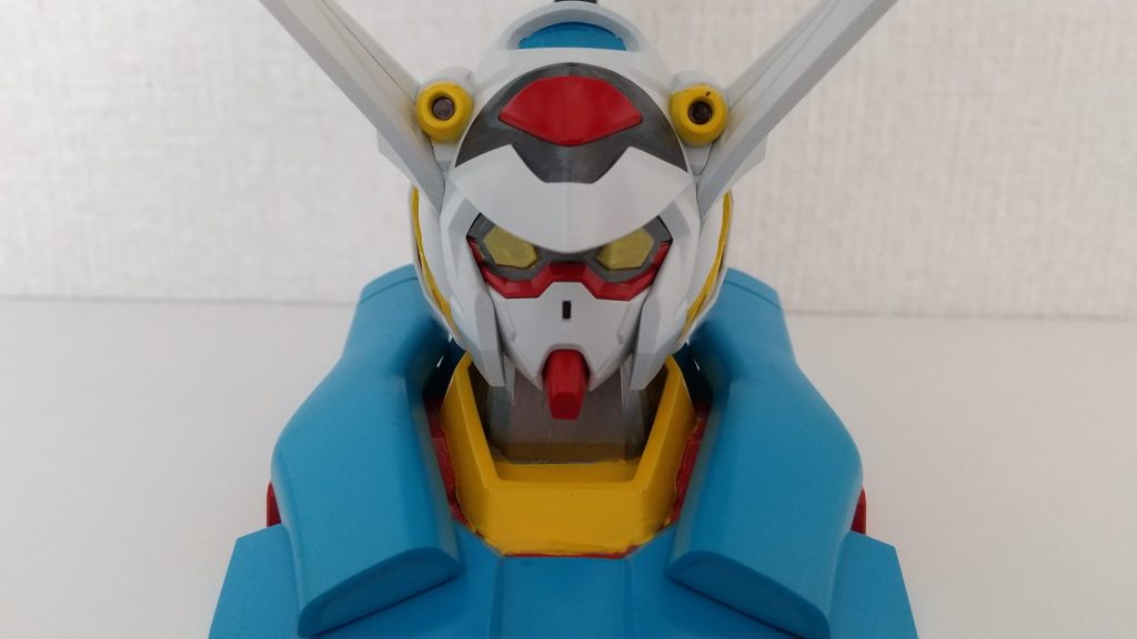 ヘッドディスプレイベースはHJの付録でしたが、買いそびれてしまったため諦めていました。ところが、近所のブックオフで売られているところを発見したので即買いしました。ボディ部分は赤青黄の塗り分けが必要なので、マスキングテープを貼りまくって塗りました。大変な作業でした。