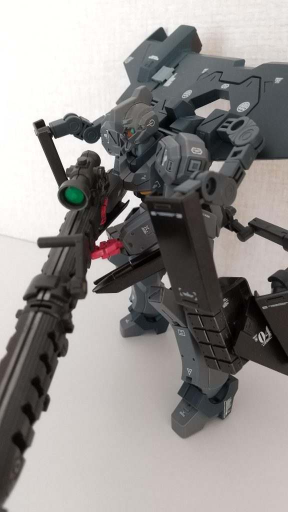 ビルダーズパーツのボールデンアームアームズを装備させました。手に持っているのはガンダムエースの付録の試作型ロングレンジビームライフルです。