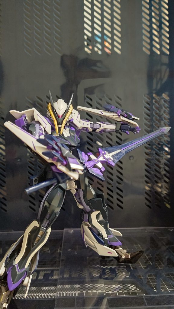 ロードアストレイスレイヴです。本キットが非常にカッコいいのでほぼそのままです。足のみ天ミナに変更してます。武器は30MMのパーツを組み合わせました。神剣ディザスという名にしました。