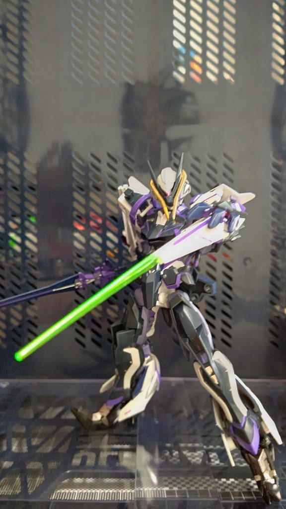 もちろん、ビームサーベルもあります。ガンダムマーカーのクリア光沢を使用してます。