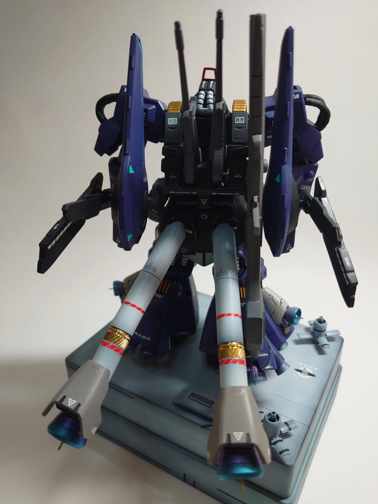 後ろ姿。プロペラントタンクとバーニア等。バインダーにはFA-78-3 7号機からパーツを移植しました。