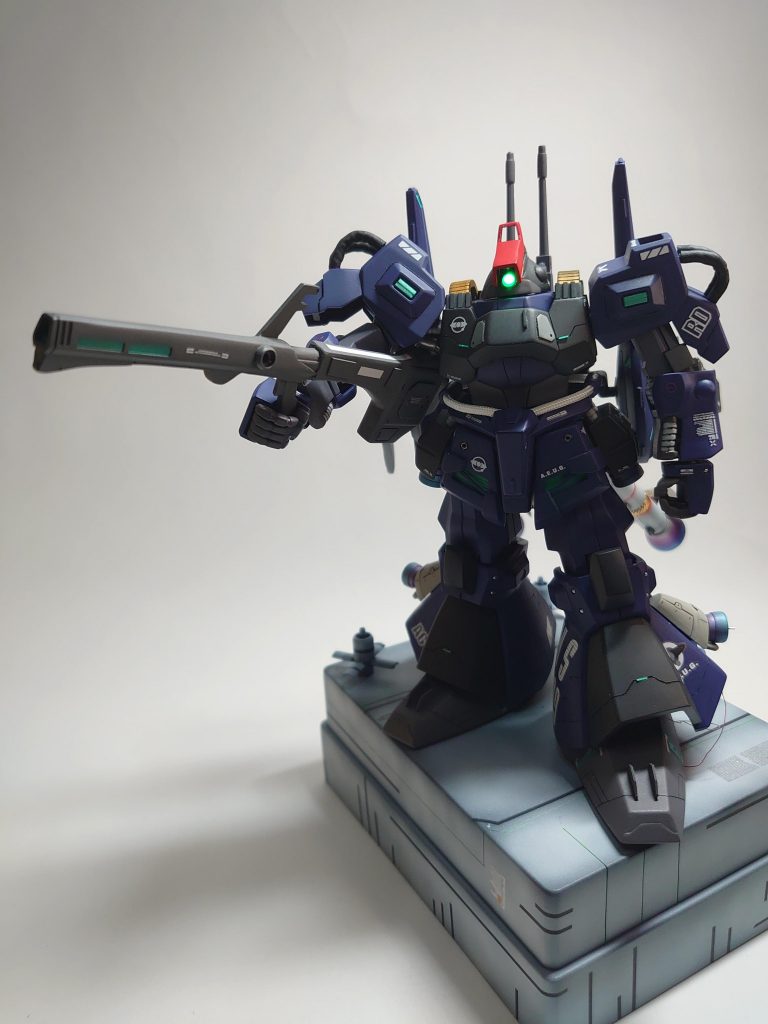 各所にデーカルを追加し、腰パーツにバーニアを増設。腰サイドにバーニア追加したことで本体と干渉するようになったので、本体部分を切り、プラパイプとメッシュワイヤーで動力パイプを表現しています。