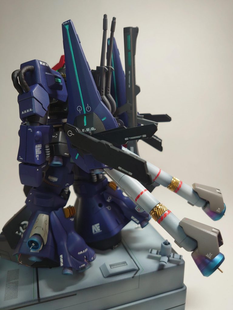 足と肩にはシナンジュからパーツを取り付け、高機動型なのでバーニアを盛盛で追加しています。バーニアは各部、焼き付け塗装風にしています。