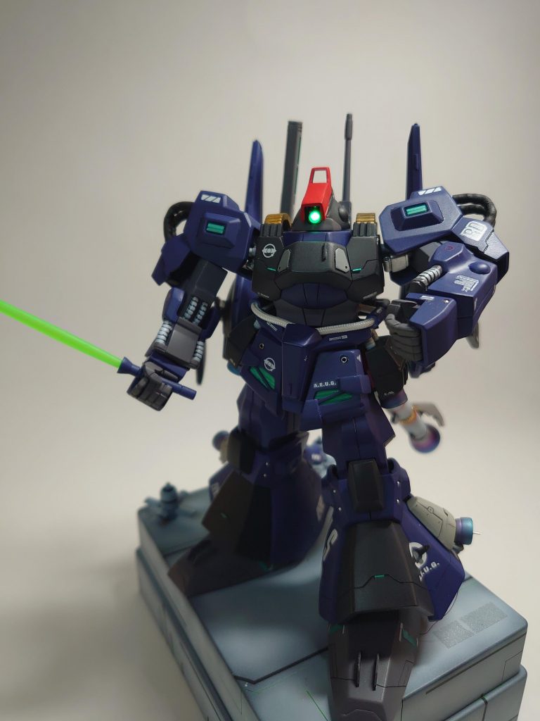 肩のパイプはスプリングに糸を巻き、収縮チューブにて凹凸のあるパイプを表現しています。