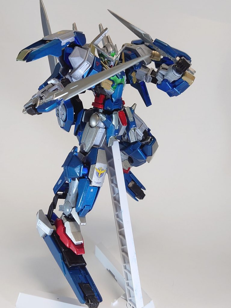 HGアヴァランチエクシアダッシュを塗装してみました。今回、はじめてデカールを貼ってみましたが、位置にめちゃくちゃ悩みましたw カッコよく仕上げれるようになりたいです……