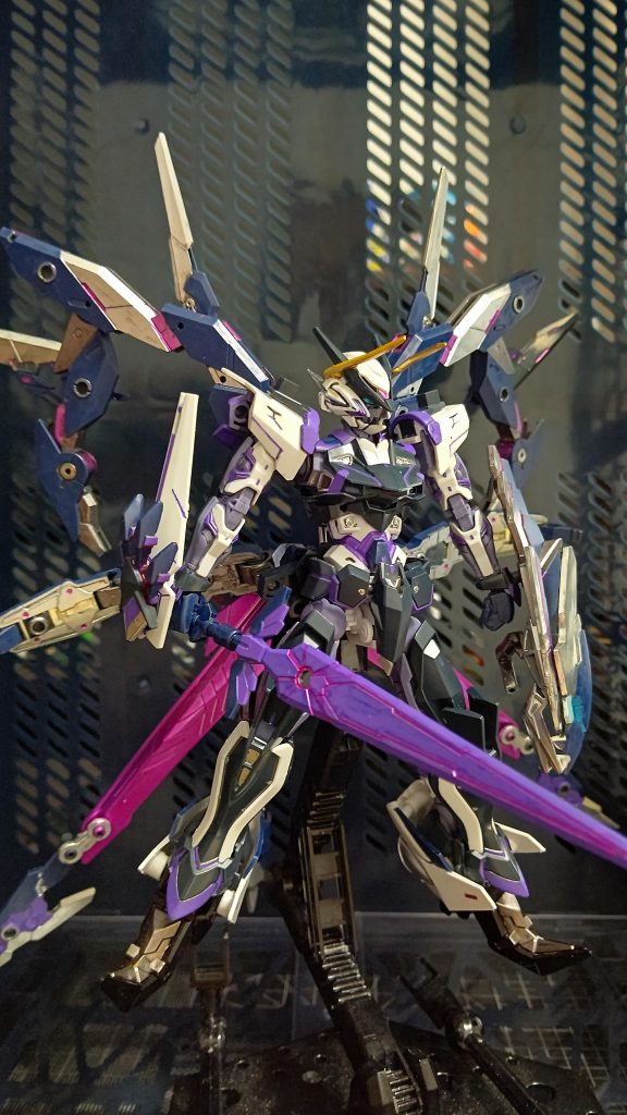 アーマーをパージして、モード魔剣となります。一度、発動すると相手を消すまで戦うが自身にもダメージがくるというまさに、魔剣ダインスレイヴそのもの...という設定で、また神剣ディザスは力を解放し刀身を自在に変化させる。こちらは通常タイプ