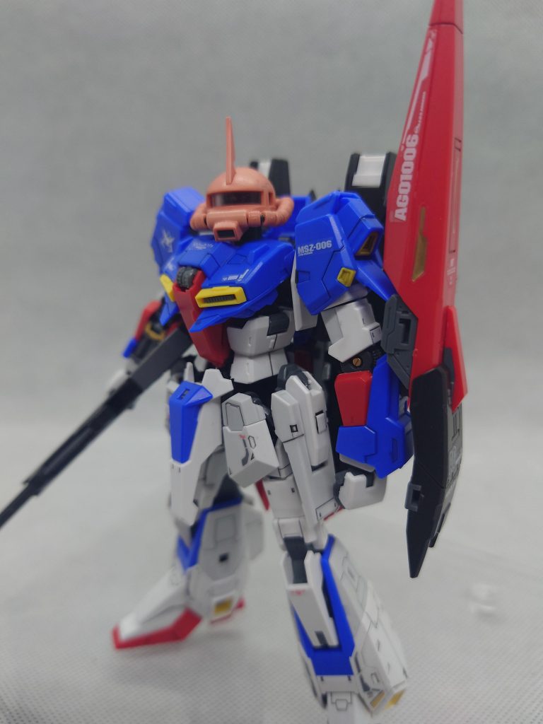 とにかく難しかった。とくに胴体付近は。頭は昔作ってたRGのシャアザクです。上手く胴体と付かず頭の中を大分空けましたがほぼ強制的につけてます。