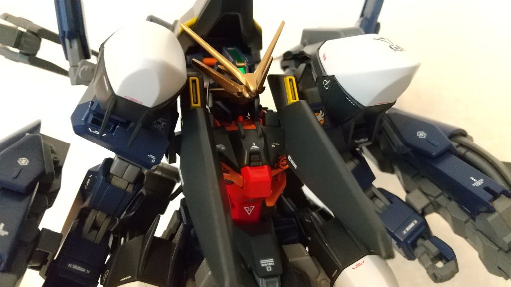 RBコーションデカールをひたすら貼りまくって、情報量を増し増しにしました。色はMr.ガンダムカラーのティターンズ1、2がメイン。さすが良い色が出ますね！サイコブレードアンテナはシャープにしたり、彫り込んだりしてカッコ良くしました。また、ゴールドで塗装しています。
