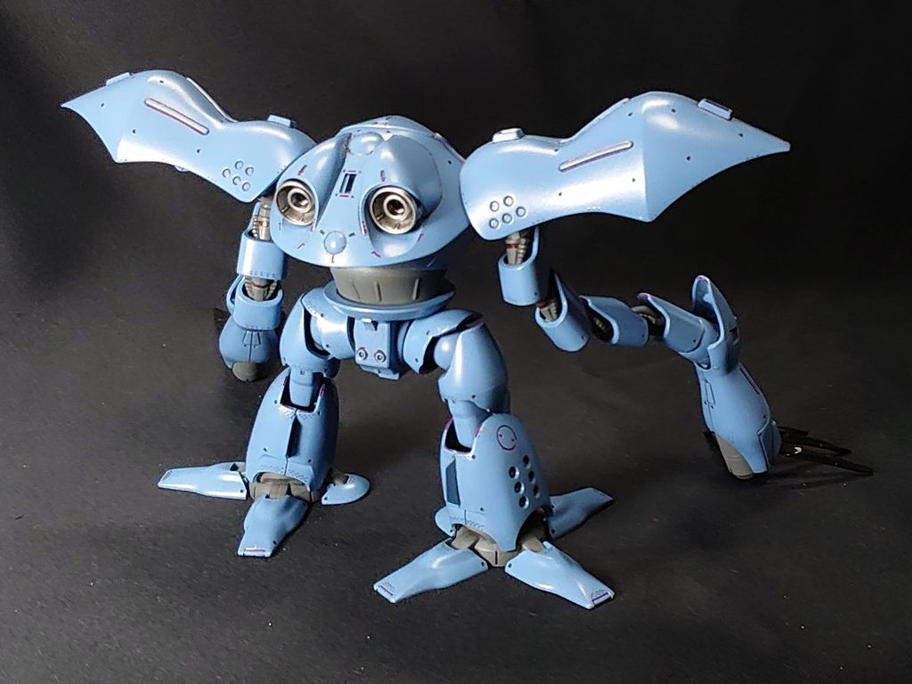 全身のスラスターはあまり見えませんが、内部ディティールを彫ってます。