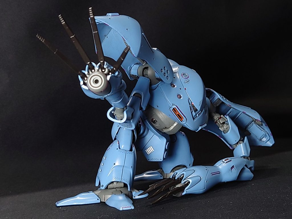 改造ポイントは、胴体ボールジョイント化、ショルダーアーマー裏のアニメ画参考ディティール、腕部可動範囲拡大、アニメ画参考の全体ディティール、合わせ目は消さない、と見た目よりはかなりいじってますね。