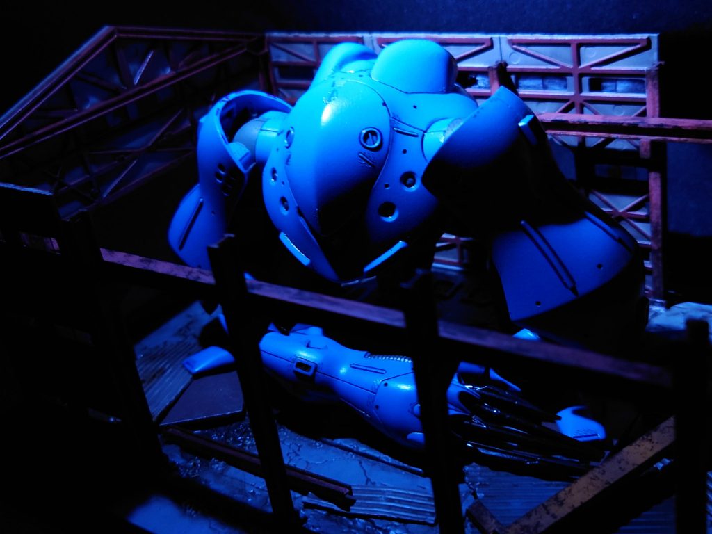 月光が青く、まるで海中の様だった。それは岩場に潜む蟹だ。『蟹… 食いたいなぁ』「言うなって」携行食糧も飽きてきた。潜伏任務、一ヶ月と十三日目。