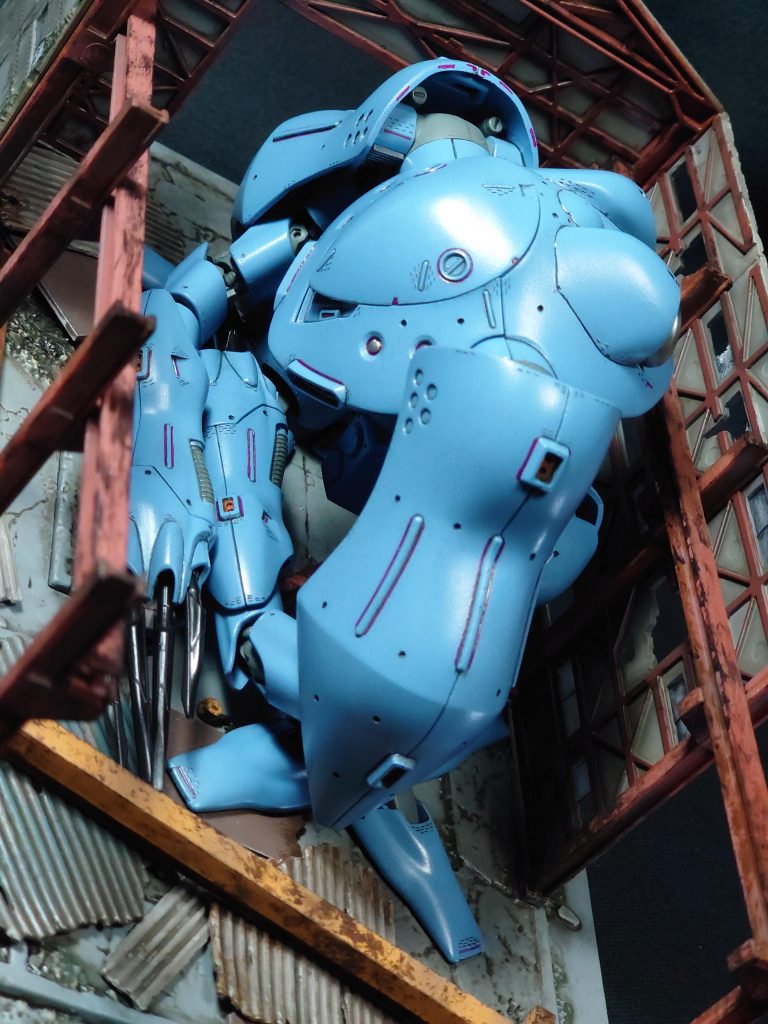 他のMSよりも幅は大きのですが、意外とコンパクトにまとまるハイゴッグ。