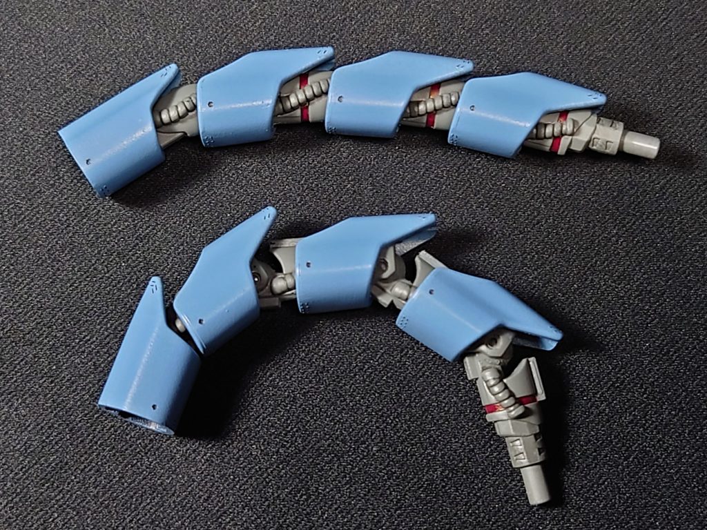 装甲の一部をカットすると、スライドできるようになるのでそこを利用してます。