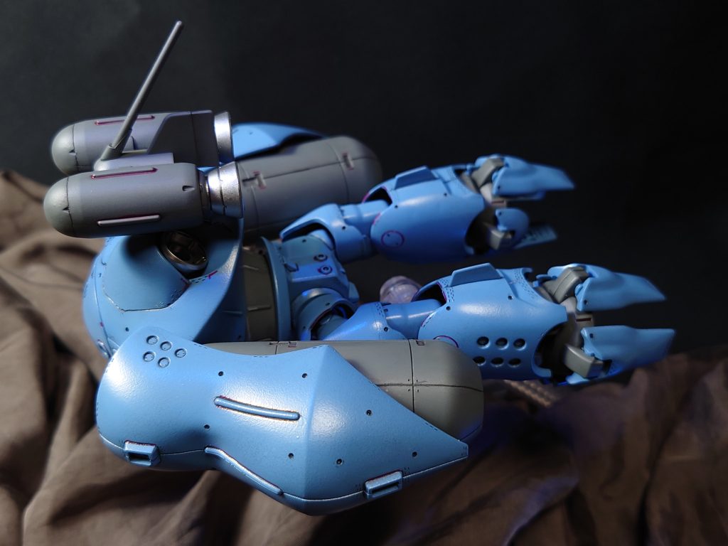 白色光の画像だとナゾ光景。光源の色で水中感を出す。舞台や特撮とかの基本ですね。