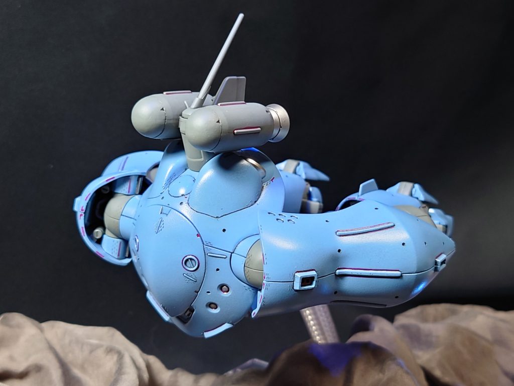 巡航形態。ジェットパックとフェアリングユニットは、艦船イメージで軍艦色。