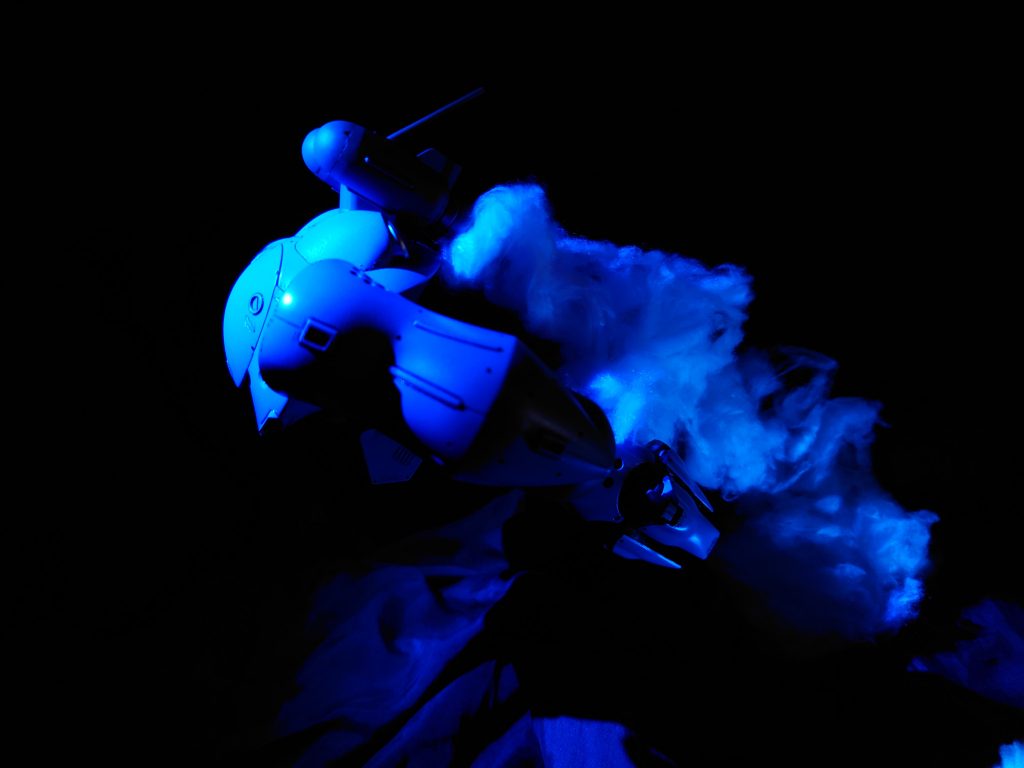 素材は100均モノです。工作用のカラーセロハンの青をライトに被せて、手芸用の端布を海底ぽく見せて、綿をジェット推進に見せてます。