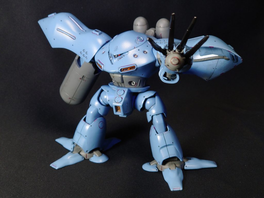 改造ポイントがもう一つ、モノアイの可動化がありました。こちらは裏に磁石を仕込んで、ネジを削って作ったモノアイを着けてます。画像によって目線が違いますから。