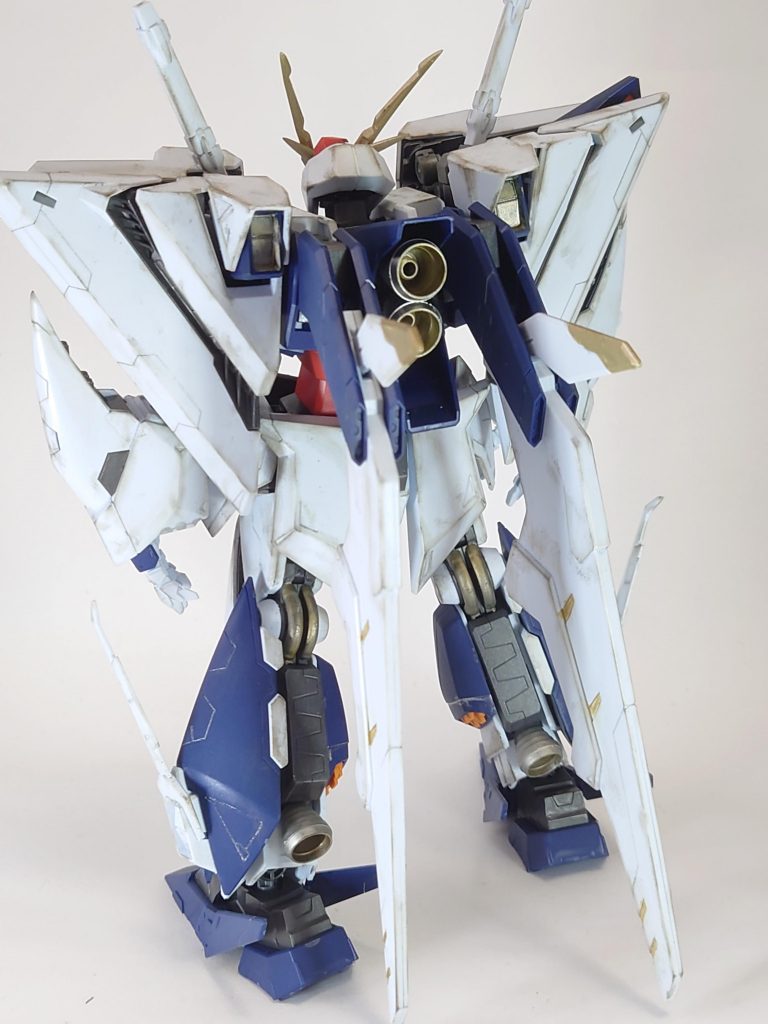 前からと後ろから今回は成型色を活かして制作しました!部分部分に筆塗りで色を塗って全体にウェザリングをしてあります!そして今までは墨入れはペンでやっていたのですが、今回はエナメル塗料を使用した流し込みに挑戦してみました、チタンシルバーを流しています。仕上がりがいい感じで、流れていくのを見るのが最高に気持ちいいのでこれからはエナメル塗料を使っていこうと思います(笑)