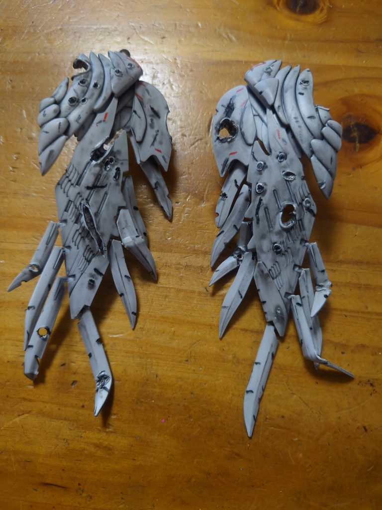 羽は派手にボロボロにしました。ライターで炙って曲げたりと手を加えました。