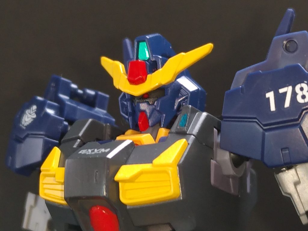 ツインアイを削り、1mmのピンバイスで穴を彫り、赤色を塗った後UVレジンで埋めて作りました。