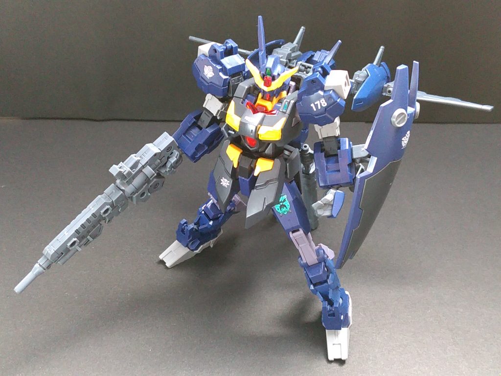 プロペラントタンクを支えにして何とか自立できます(^-^;ジョイントを使っている分、重心が外側に移動してしまうのでしようが無いですねぇ(-_- )