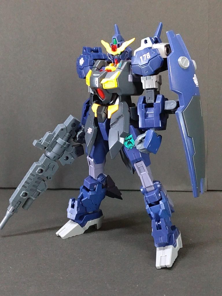 お題企画ガンプラ×30MMに参加すべく、以前投稿したアルスランガンダムで使った組合せ、コアガンダムII+シエルノヴァ用延長脚パーツに加え、ラビオットの腕と足を使い、30MM分を増やして製作しました。大きくなった腕に合わせて、フェイクνユニットの胴体とスカートを装着しています。カラーはガンダムMk-II(ティターンズカラー)を意識したものに。延長脚はティターンズブルーで塗装しましたが、ガンプラとの親和性を強調するために、ラビオットの腕や足、コアガンダムIIの紺色部分は無塗装です。ラビオットのパーツの色がほぼティターンズブルーだったので無塗装でも違和感が無いです(≧ω≦)bシールドはアドバンスドヘイズルの物を30MMのジョイントを使って装着しています。