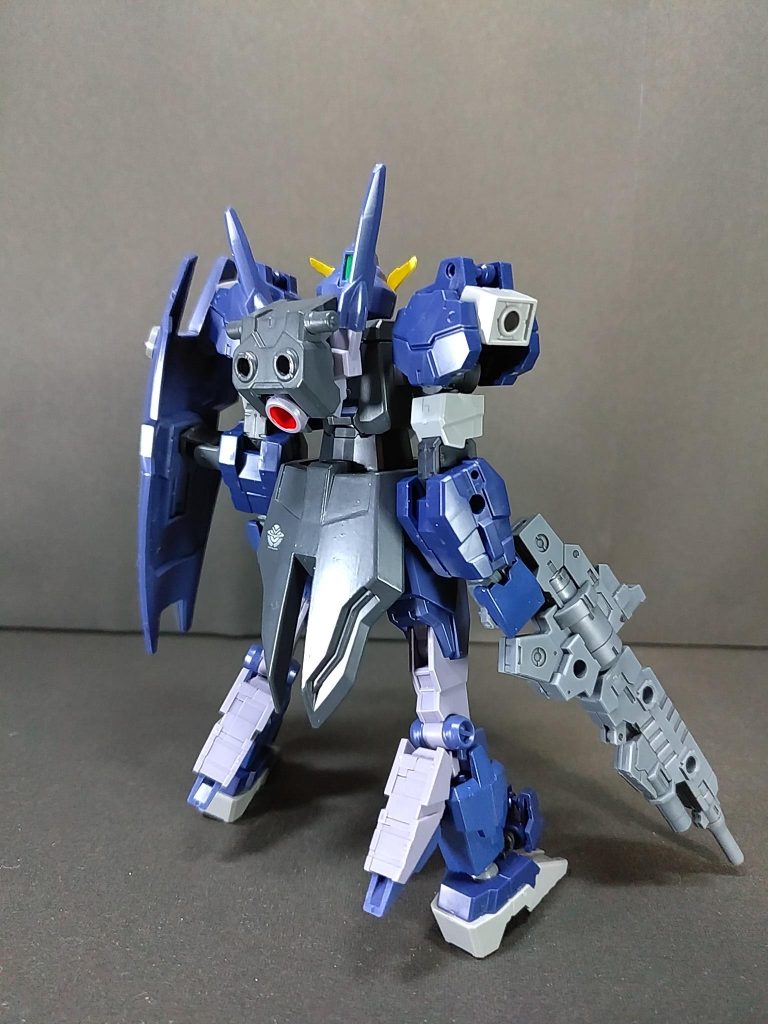 ライフルはラビオットの銃の基部にアルト用オプションセットの銃身を組合せて作りました。背中にはアースリィガンダム等に付属するコアガンダム用2穴対応ジョイントパーツを装着しています。