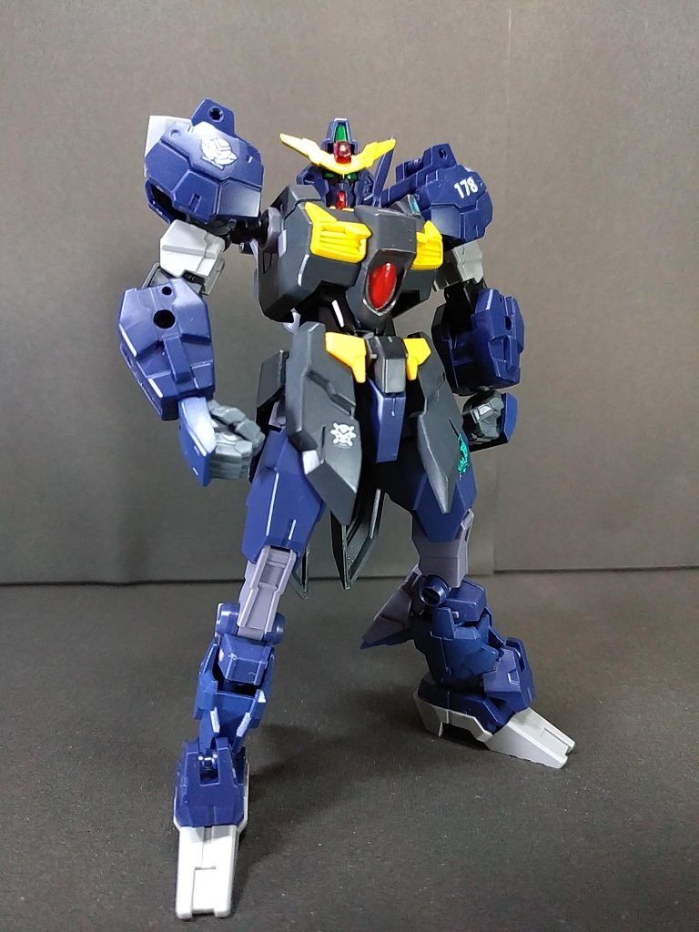 武器を外して、ちょっとマッチョなポーズ。手はビルドハンズ角型のLサイズを使っています。