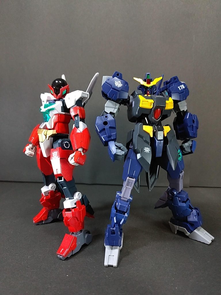 アルスランガンダムとツーショット。身長は同じでも、上半身のボリュームがアップしているので格闘家みたいなプロポーションになりました。